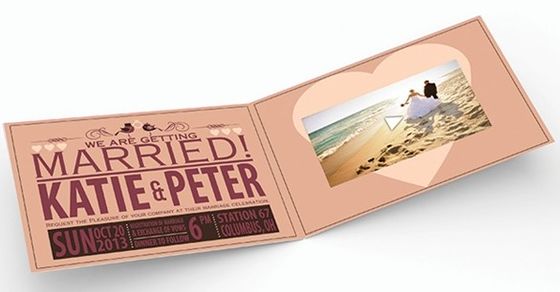 Carte visuelle d'invitation de mariage avec le bouton magnétique, brochure visuelle numérique de pleines couleurs
